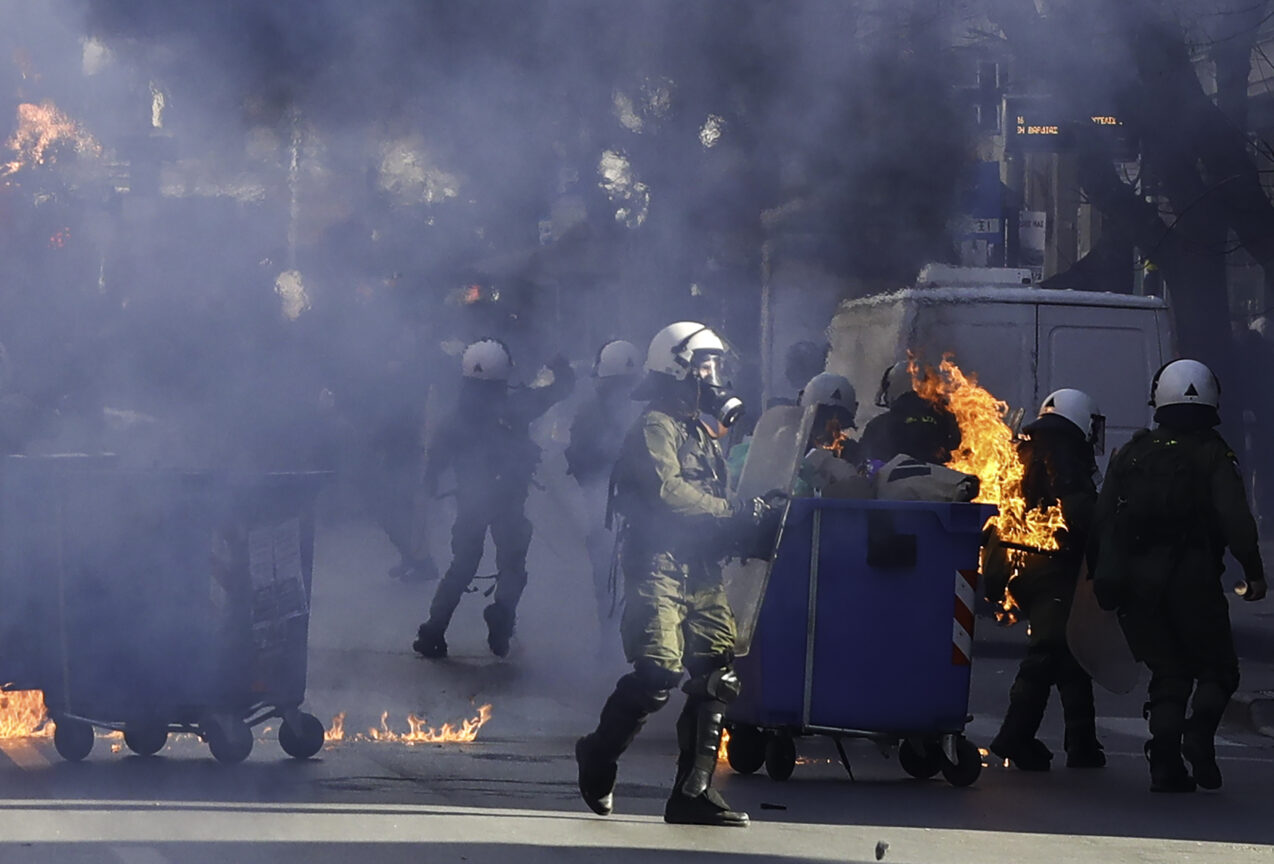 Διεθνής Αμνηστία: Καταγγέλλει συστηματική αστυνομική βία σε διαδηλώσεις και ελλείμματα λογοδοσίας στην Ελλάδα
