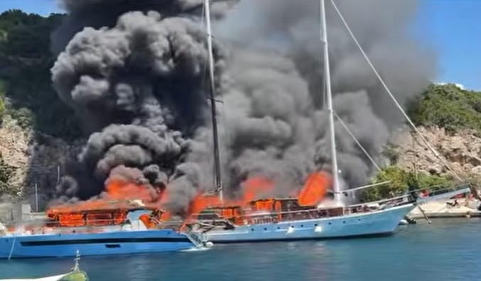 Παξοί: Μεγάλη φωτιά καίει τουριστικά σκάφη στο λιμ