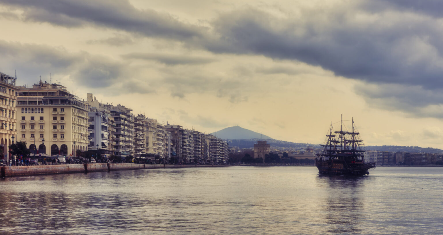 Θερμαϊκός: Γέμισε φυτοπλαγκτόν ο κόλπος λόγω υψηλώ