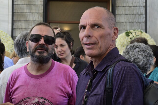 Φωτογραφία για: Πάολα Ρεβενιώτη: Συγκίνηση στην κηδεία της - Με τη σημαία του ουράνιου τόξου το φέρετρό της 3 7027807