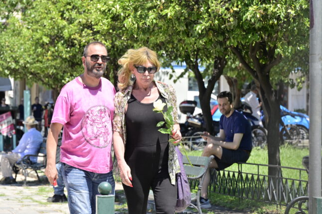 Φωτογραφία για: Πάολα Ρεβενιώτη: Συγκίνηση στην κηδεία της - Με τη σημαία του ουράνιου τόξου το φέρετρό της 4 7027844