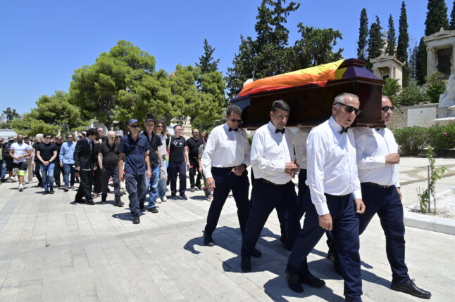 Φωτογραφία για: Πάολα Ρεβενιώτη: Συγκίνηση στην κηδεία της - Με τη σημαία του ουράνιου τόξου το φέρετρό της 5 7027944