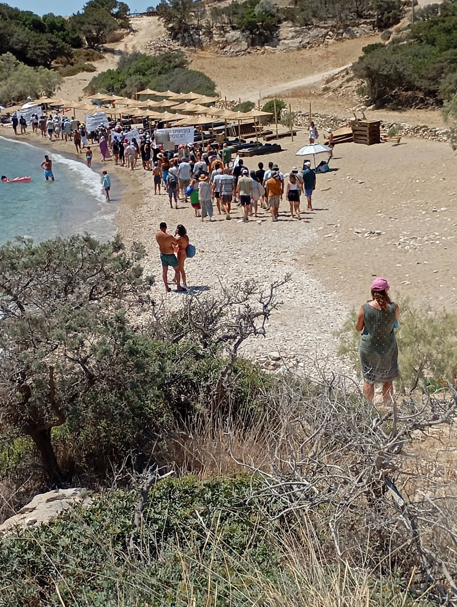 Φωτογραφία για: Πάρος: Οι κάτοικοι διεκδικούν ξανά ελεύθερες παραλίες ενάντια σε Κτηματική και συγκεντρωτισμό 3 750459512 2431653547608964 1550178782155519339 n