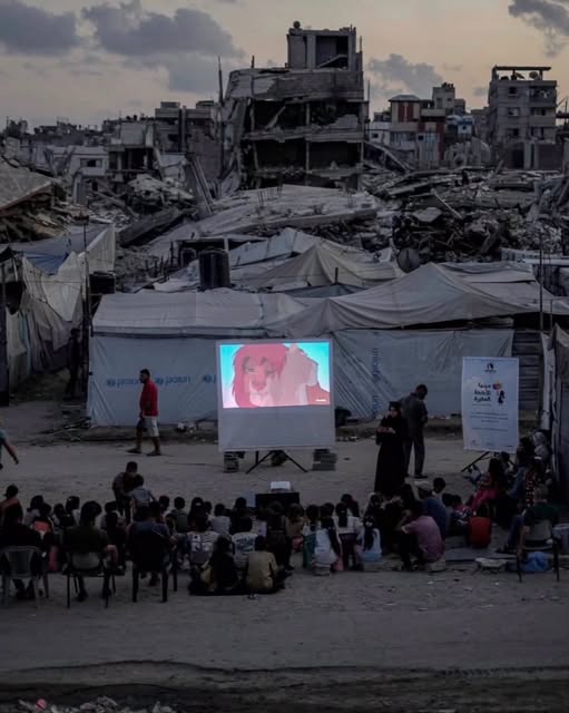 Φωτογραφία για: Η προβολή του «Lion King» μέσα στα ερείπια για τα παιδάκια της Γάζας συγκλονίζει, συγκινεί και εξοργίζει 2 799547181 1912877523921564 4756026499408848408 n