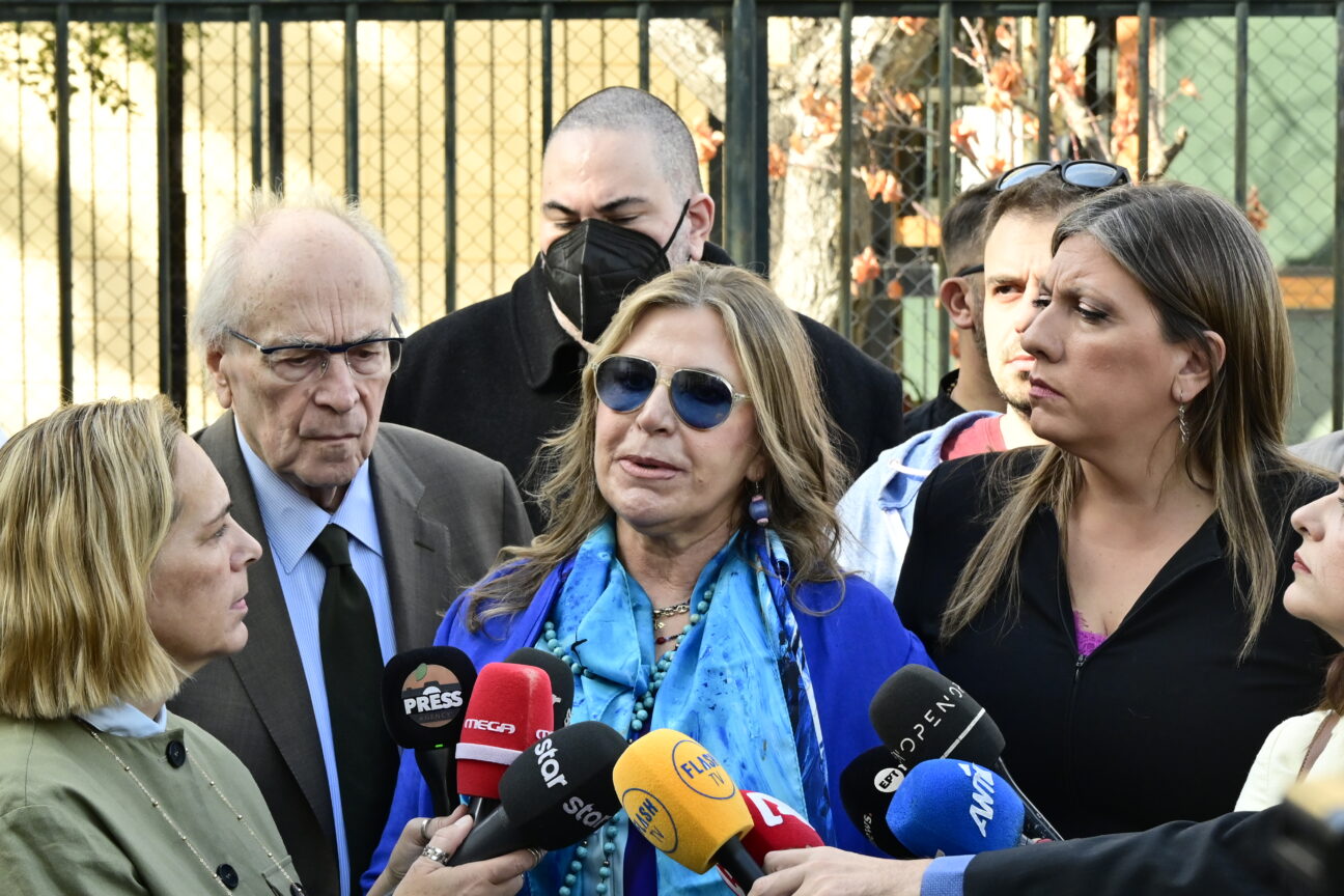 Φωτογραφία για: Δίκη Βαλυράκη: «Θα παλέψω κόντρα σε παρακράτος και όσους συγκάλυψαν τη δολοφονία», λέει η σύζυγός του μετά την αθώωση των δύο ψαράδων 1 7113147