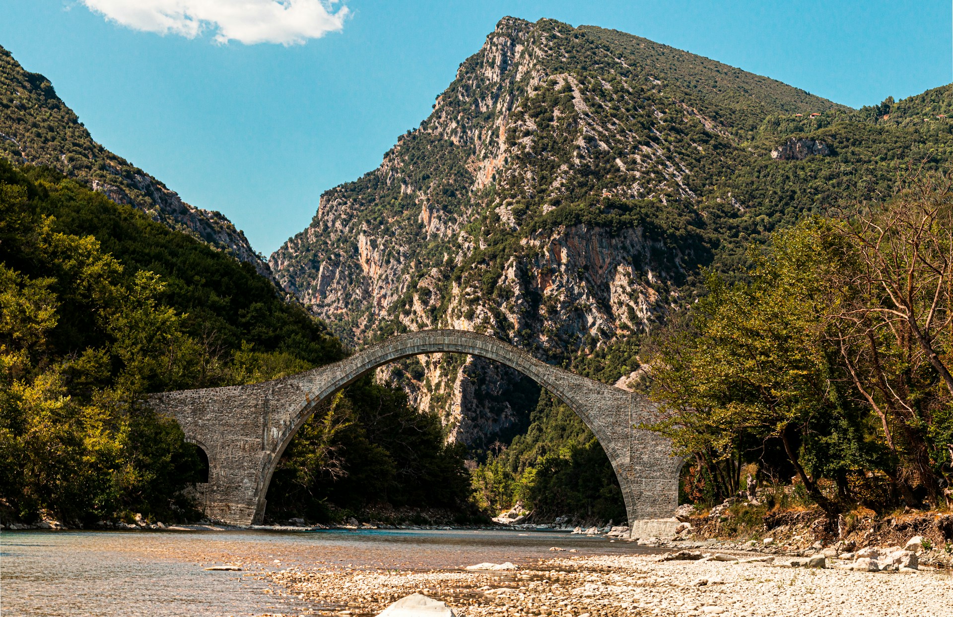 Φωτογραφία για: 10 ελληνικοί προορισμοί ιδανικοί για ταξίδι το φθινόπωρο 2 Γεφύρι Πλάκας Άραχθος